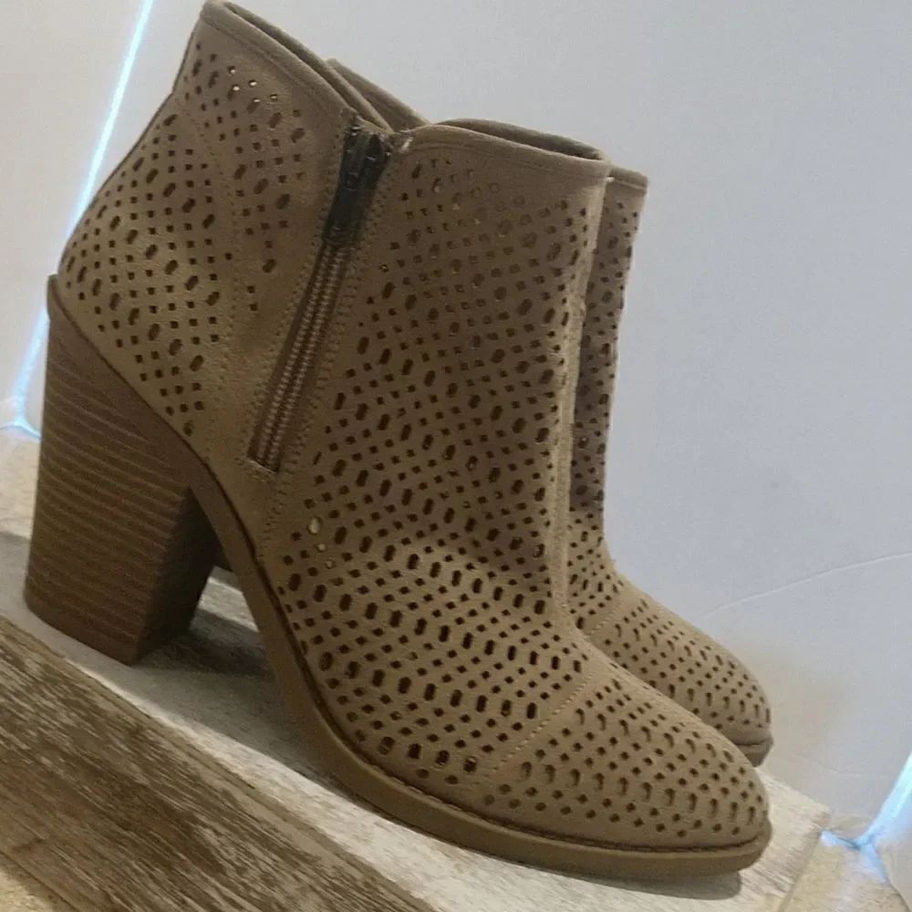 👍 Esprit Tan Booties Size 9.5.   A6
